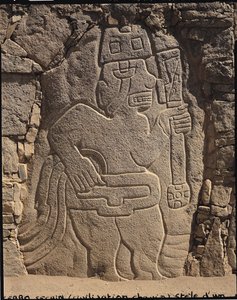 Estela que representa a un guerrero con un garrote, Cultura Chavín de Pre Columbian